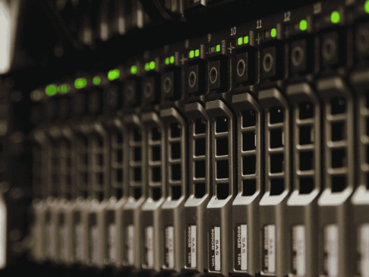 Cloud Hosting vs. Servidores Físicos: ¿Cuál es mejor para tu Empresa en EE. UU.?