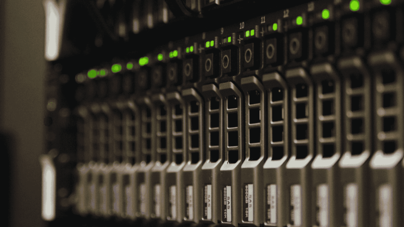 Cloud Hosting vs. Servidores Físicos: ¿Cuál es mejor para tu Empresa en EE. UU.?